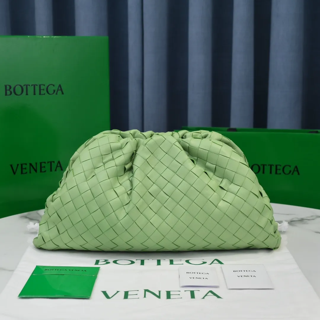 🔥🔥The counterattack of the popular Bottega Veneta started with this series of cloud bags, which went viral in the fashion circle and started a craze! Out of stock, out of stock, out of stock... One piece is hard to find, super hard to buy, regardless of age, season, or occasion. Very classy. Really, if you carry this on the road, it will turn heads! This is also the reason why this series is so expensive. Large size: 38*20*8.5cm [Big clouds and large grid weaving]
